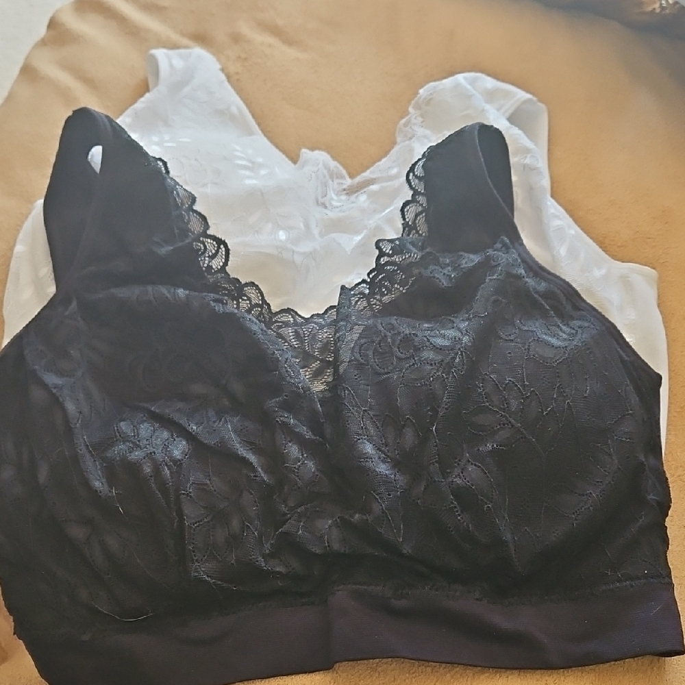 NwOT Breezies Black and White Lace Wireless Bras